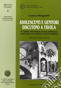 Esclusivo Adolescenti e genitori discutono a tavola. Il conflitto nelle famiglie con figli adolescenti